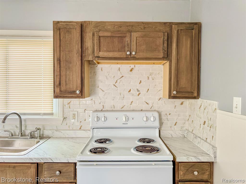 4226 CADILLAC Avenue, Wayne, MI 48184 — Photo 9
