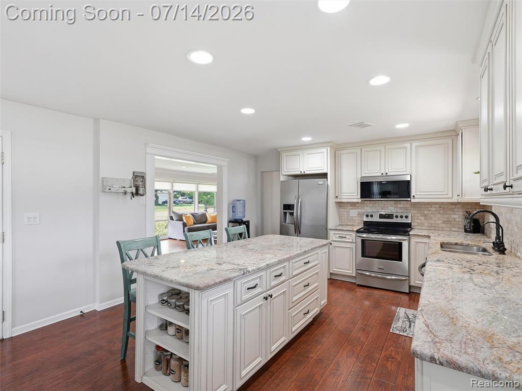 39582 Burton Drive, Novi, MI — Photo 12