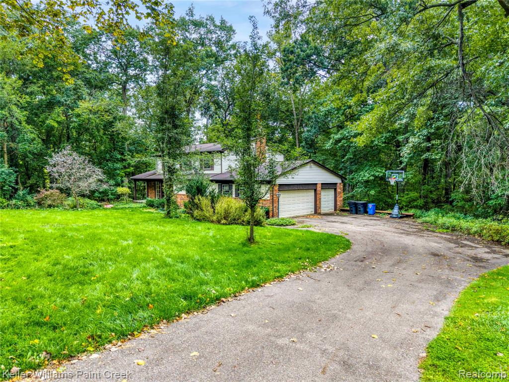 6126 Whispering Oak Drive, Washington, MI