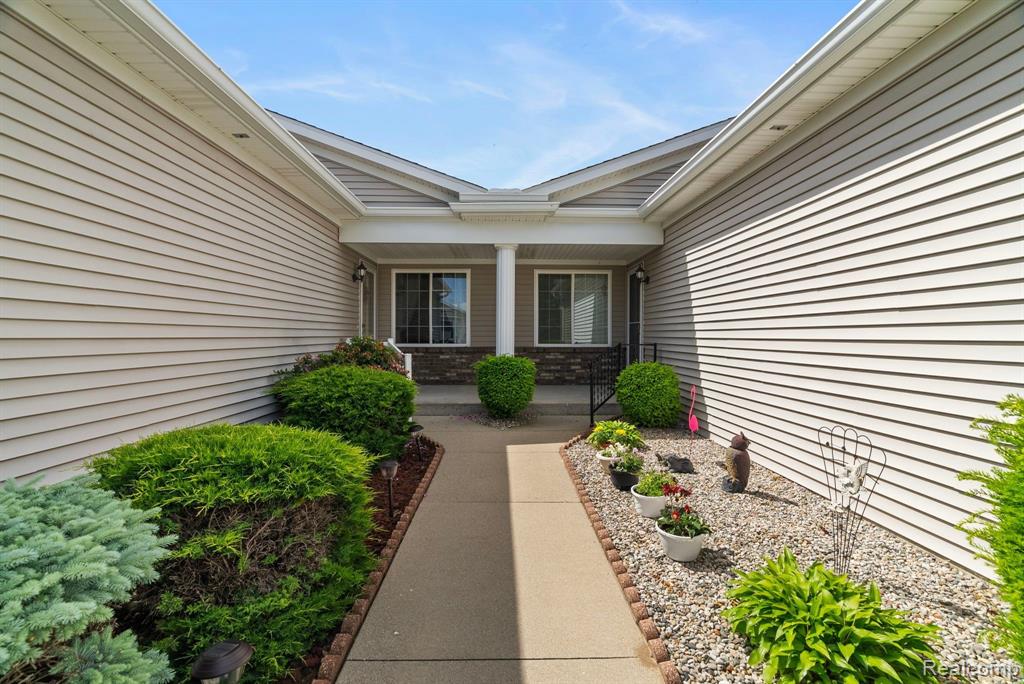 865 CRYSTAL Lane, Marysville, MI 48040 — Photo 11