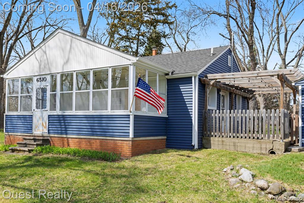 6510 Oakridge Drive, Waterford, MI 48329 — front exterior