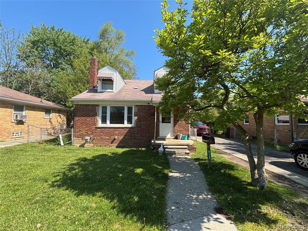 915 E 14 Mile Road, Commerce Twp, MI — front exterior