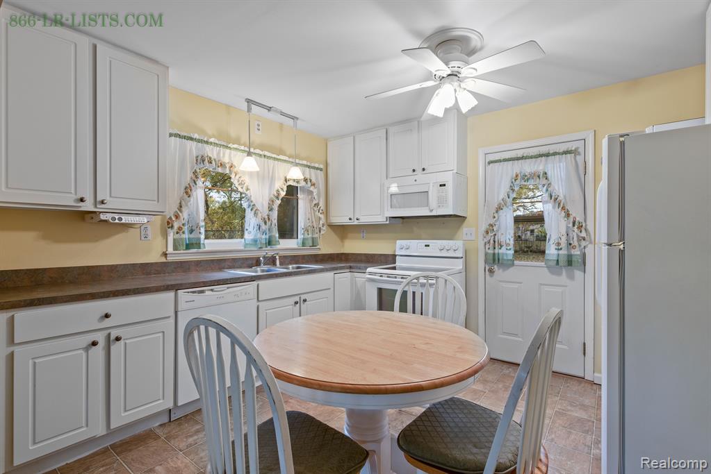 566 BAGLEY Street, Lake Orion, MI 48362 — Photo 9