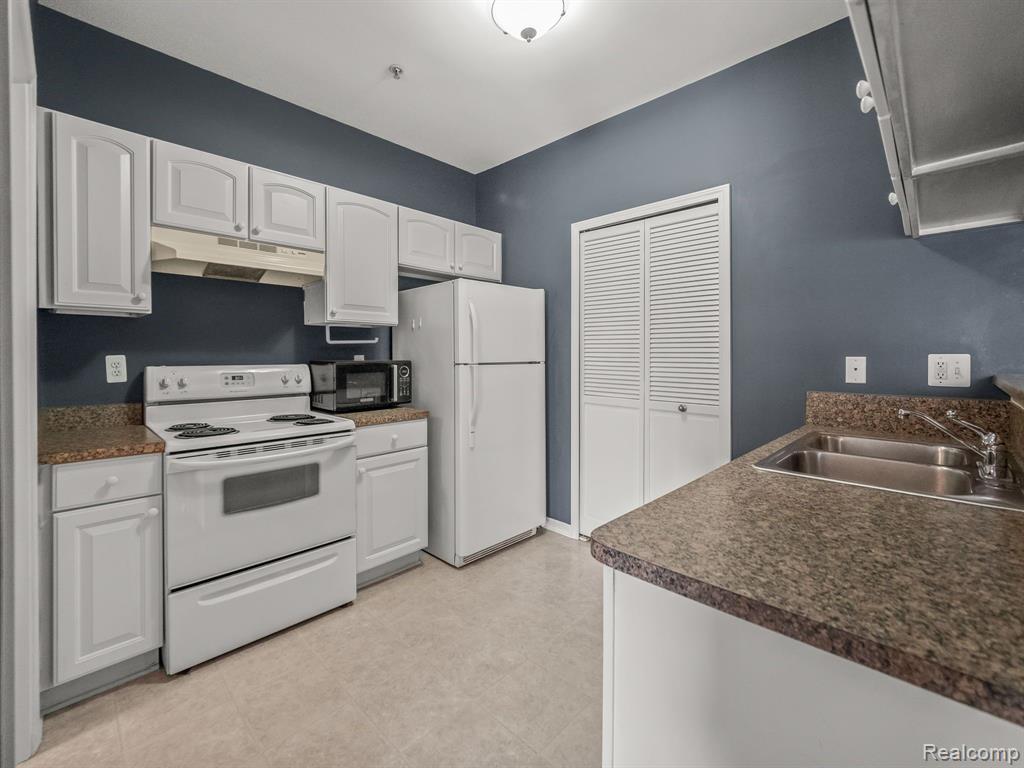 7683 AMBASSADOR Drive, Shelby Twp, MI 48316 — Photo 11