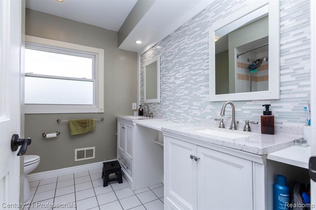 671 Bridgestone Drive, Rochester Hills, MI 48309 — Photo 29