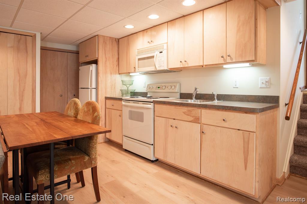 915 BRANTFORD Road, Rochester, MI 48306 — Photo 28