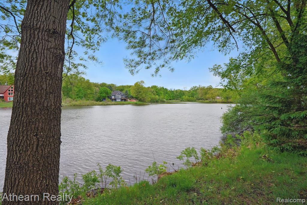 8373 Riverwalk Drive, Fenton, MI 48430 — Photo 24