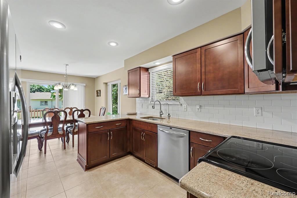 13750 Treeland Drive, Utica, MI 48315 — Photo 11