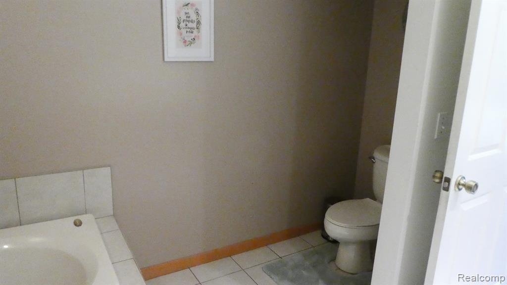 8051 Prestonwood Court, Flushing, MI 48433 — Photo 35