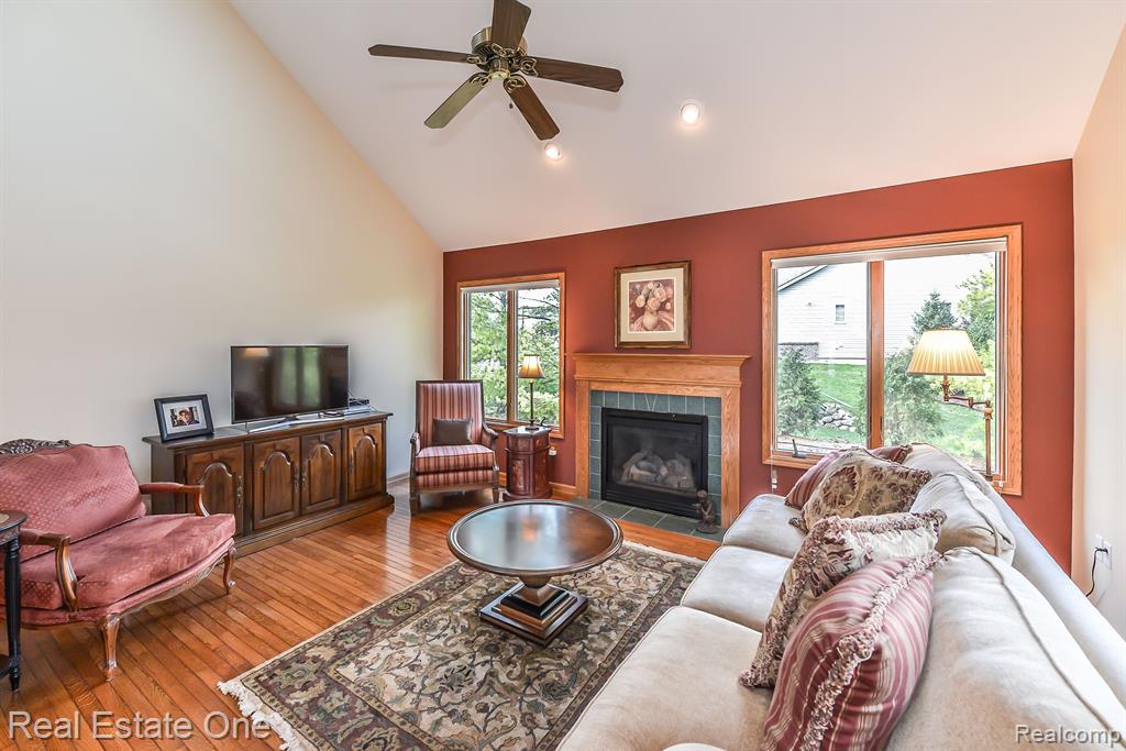 938 MILDRED J Court, Brighton, MI 48116 — Photo 10