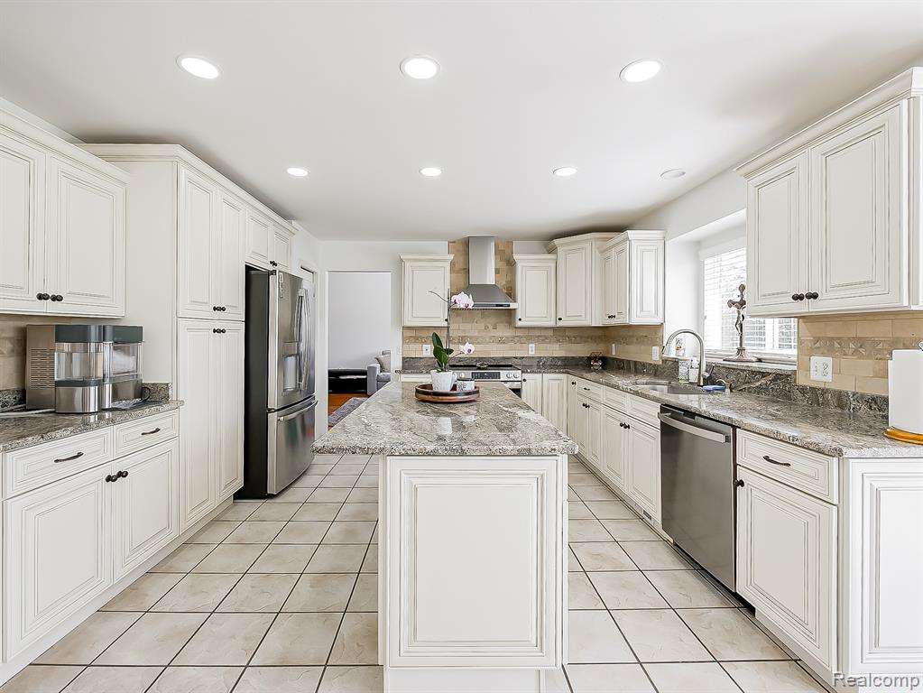 5221 Sandlewood Drive, Commerce Twp, MI 48382 — Photo 14
