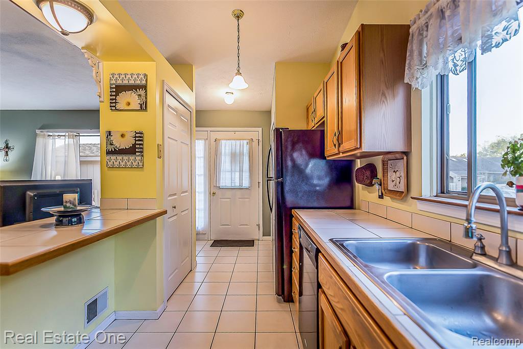 62351 ARLINGTON Circle, 1, South Lyon, MI 48178 — Photo 11