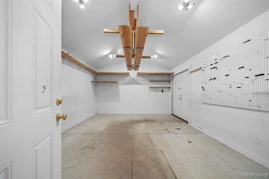 545 Woodbridge Circle, Waterford, MI 48327 — Photo 34