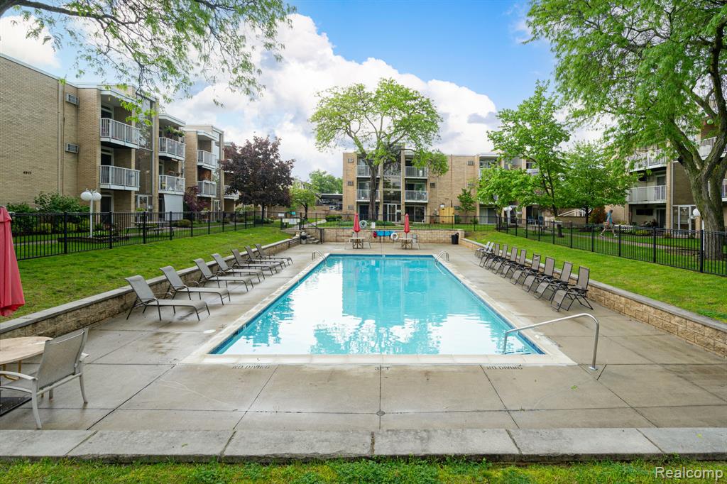4909 Crooks Road, D4, Royal Oak, MI 48073 — Photo 18