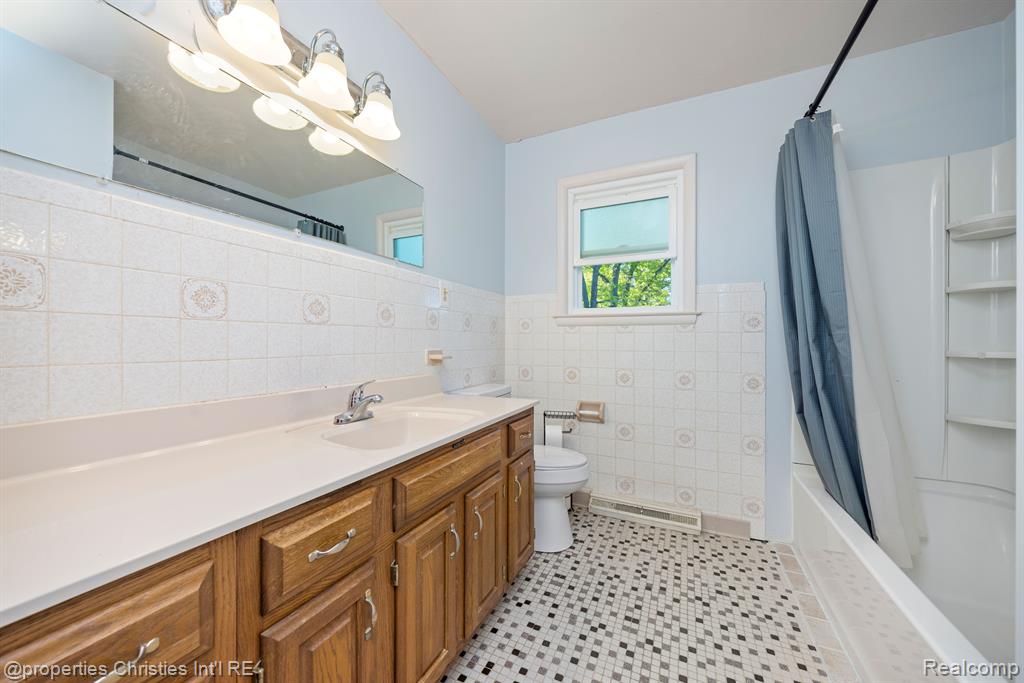 5710 OPALINE Drive, Waterford, MI 48327 — Photo 17