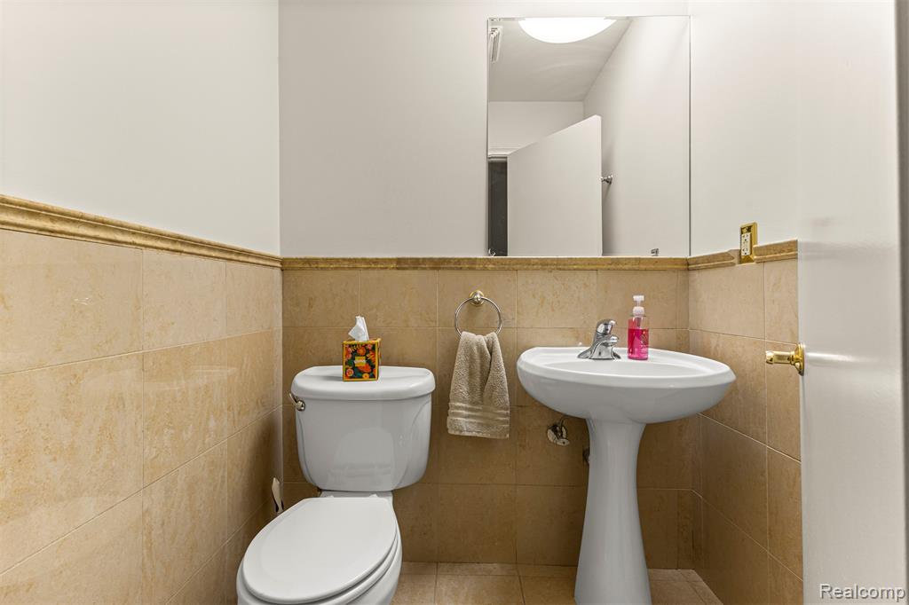 30401 Utica Road, Roseville, MI 48066 — Photo 34