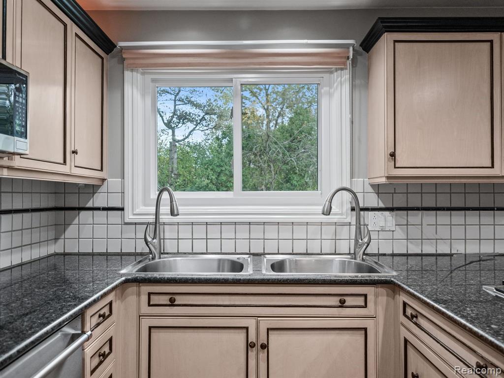 5707 WOODWIND Drive, Bloomfield Hills, MI 48301 — Photo 17