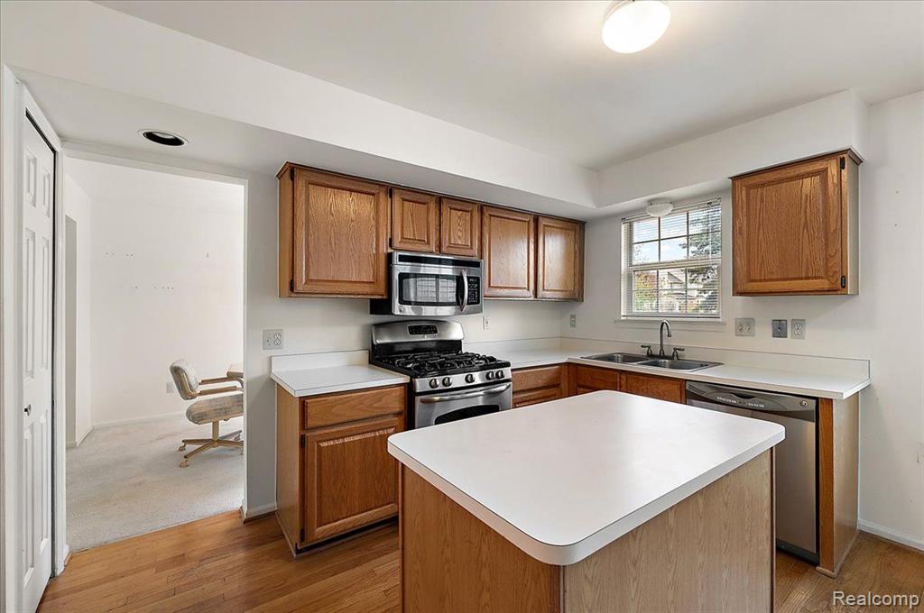 47235 SCARLET Drive S, Novi, MI — Photo 20