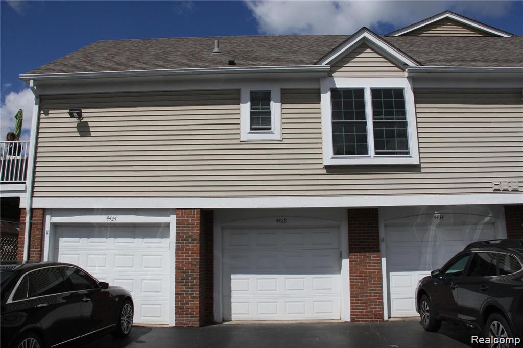 4428 Berkshire Dr, Sterling Heights, MI 48314 — Photo 2