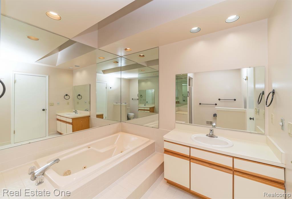 6250 POTOMAC Circle, West Bloomfield, MI — Photo 32