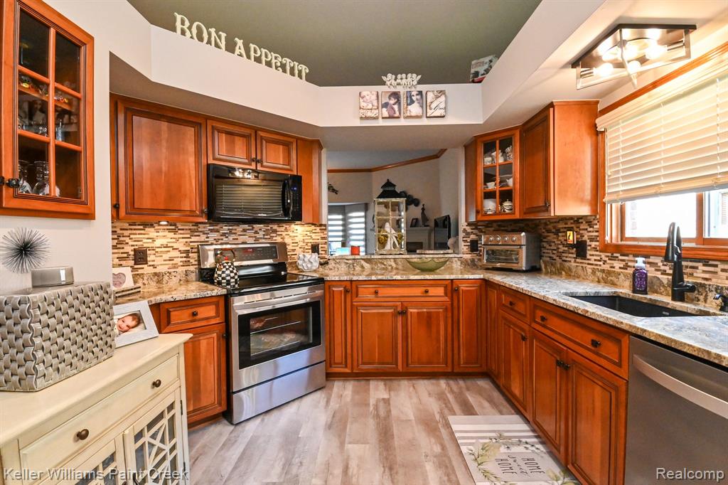 4442 WISTERIA Court, Warren, MI 48092 — Photo 11