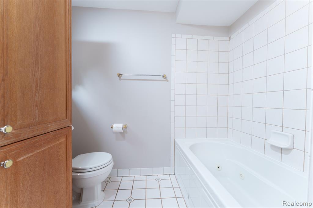 4276 Macqueen Drive, West Bloomfield, MI 48323 — Photo 26