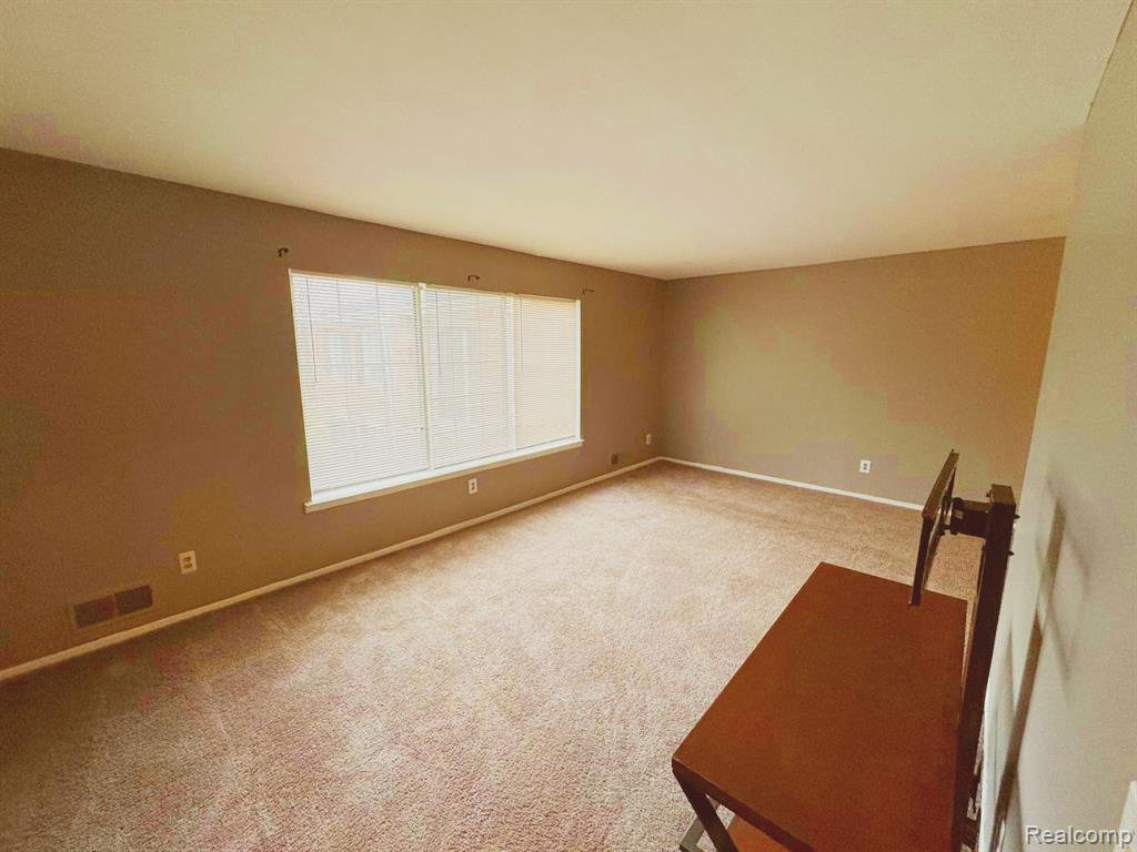 587 E Fox Hills Drive, Bloomfield, MI 48304 — Photo 3