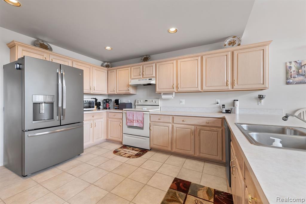 48548 Fairmont Drive, Macomb, MI 48044 — Photo 9