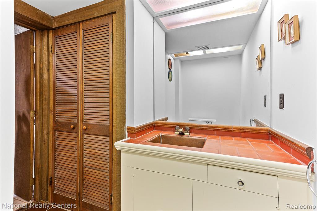7207 Creeks Bend Drive, West Bloomfield, MI — Photo 42
