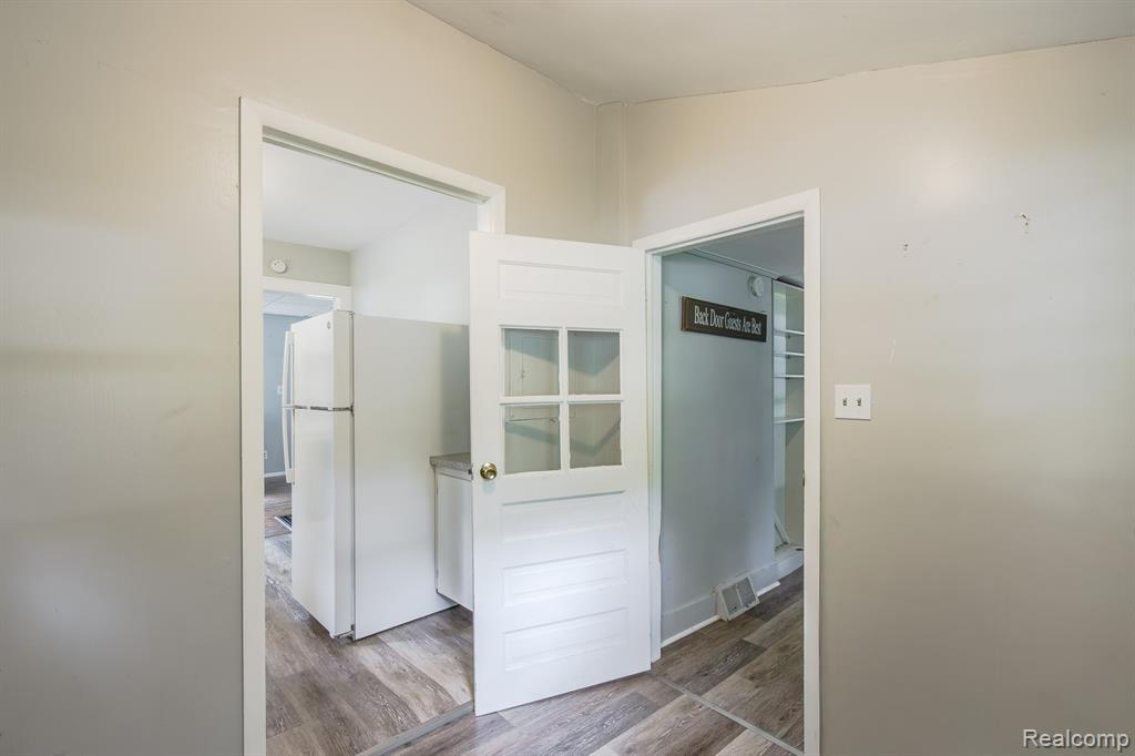 6400 Elmwood Drive, Waterford, MI 48329 — Photo 10