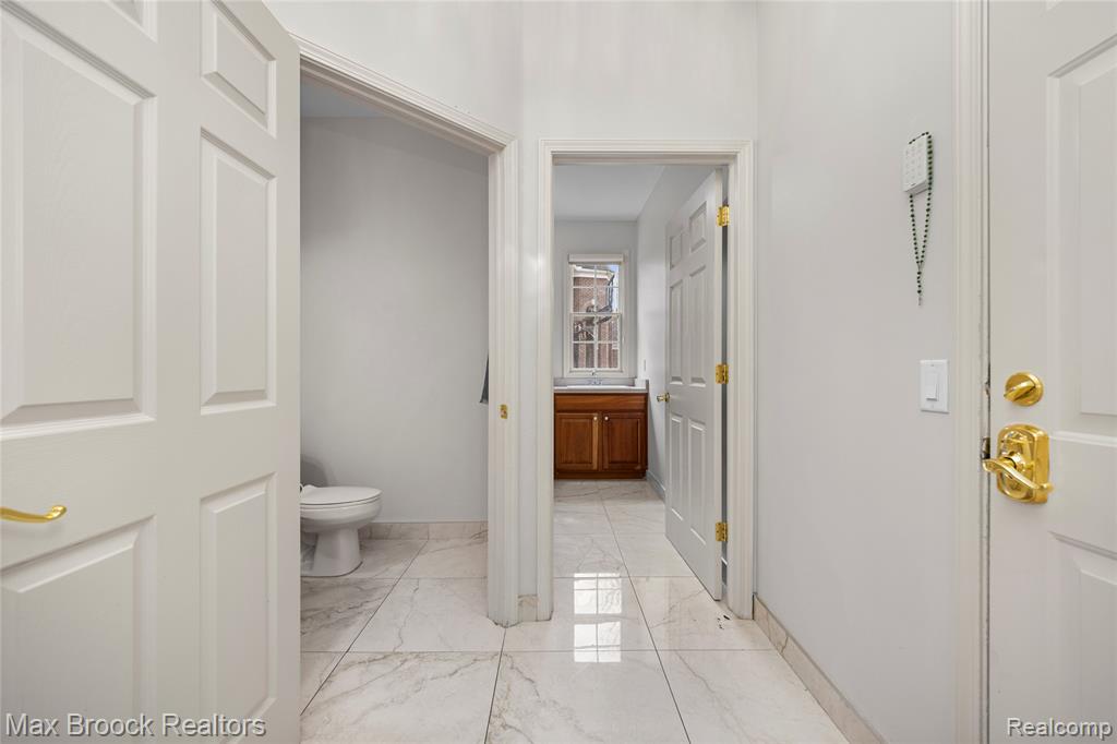 7083 Chatham Court, West Bloomfield, MI — Photo 39