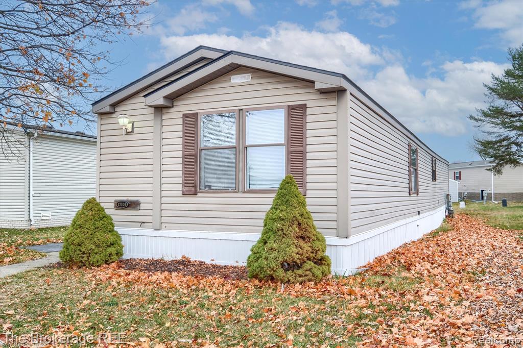 17101 Kropf Avenue, Davisburg, MI 48350