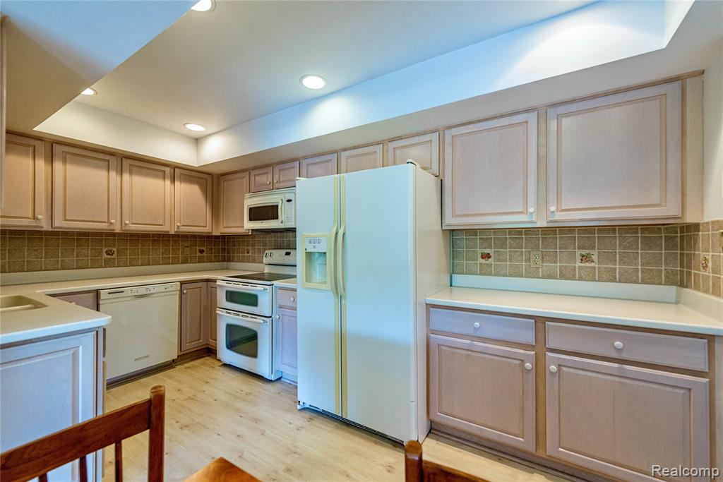 19710 W 13 Mile Road, 201, Beverly Hills, MI 48025 — Photo 2