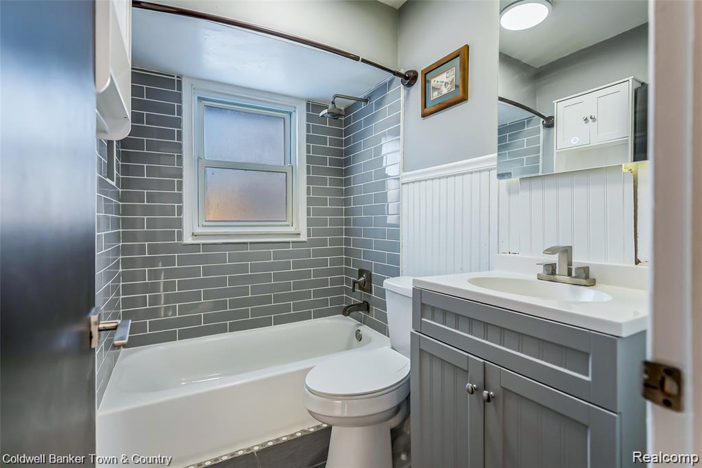 4383 Green Lake Road, West Bloomfield, MI 48323 — Photo 17