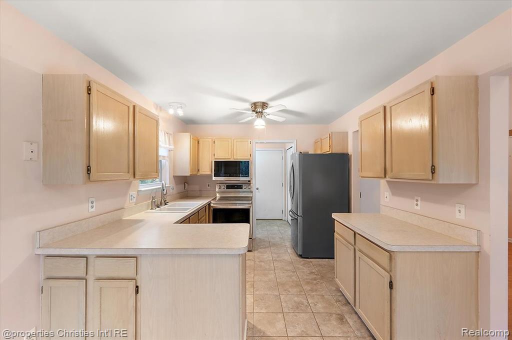 955 Rikki Ann, Wixom, MI 48393 — Photo 24