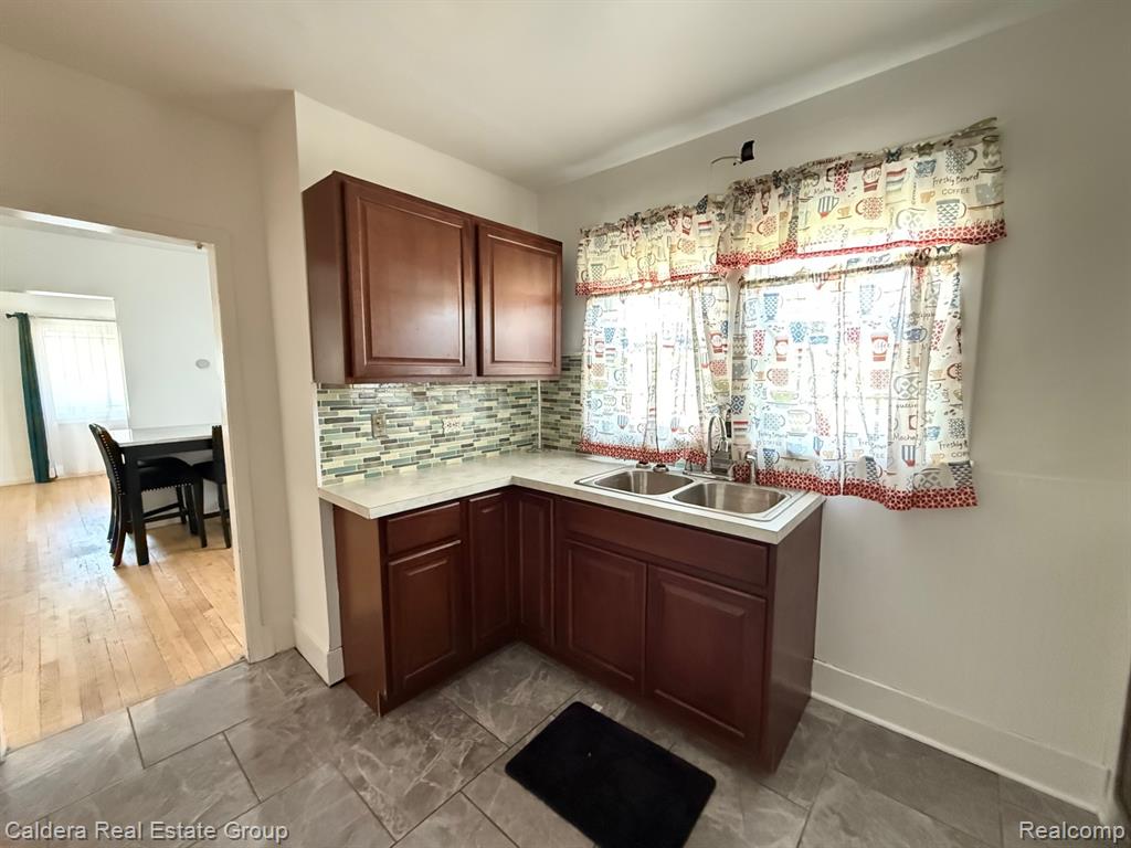 733 Black Avenue, Flint, MI 48505 — Photo 7