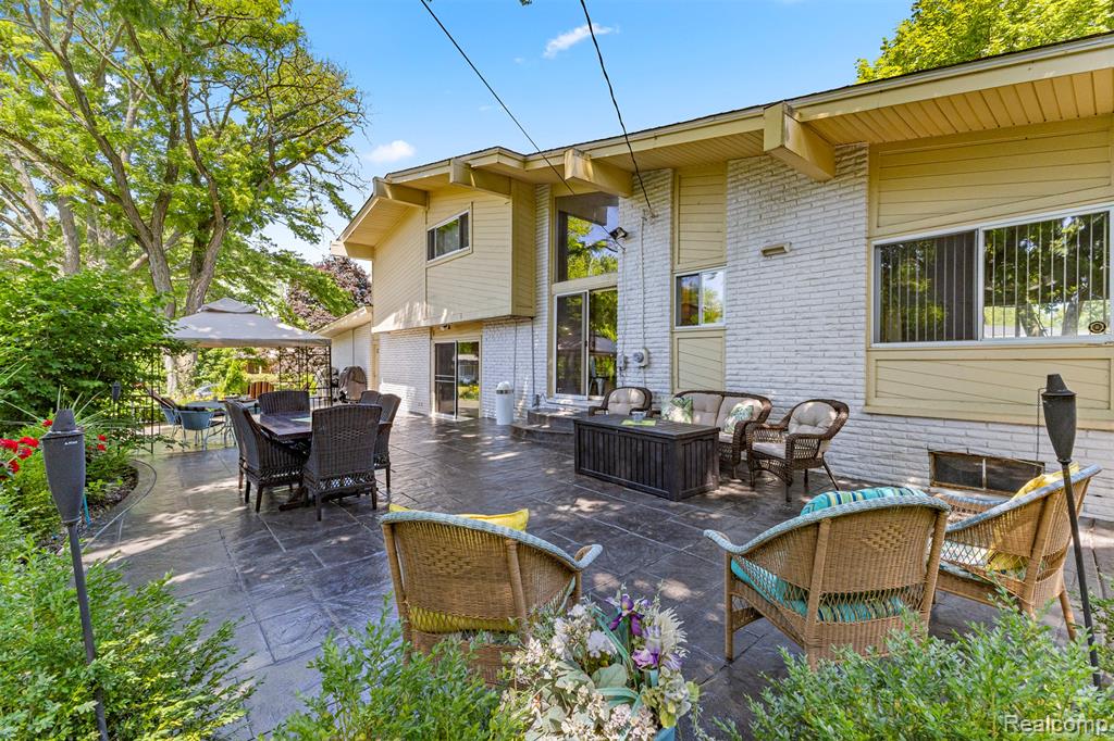 5589 Pembury, West Bloomfield, MI — Photo 49