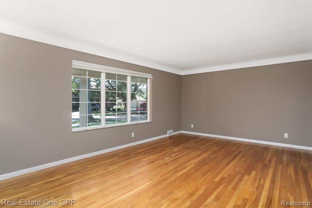 724 S ROSEDALE, Grosse Pointe Woods, MI 48236 — Photo 14