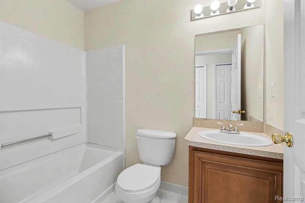 20006 Hidden Oaks Drive, Trenton, MI 48183 — Photo 12