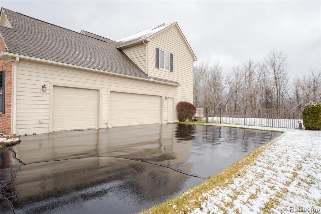 5933 WOODFIELD Parkway, Grand Blanc, MI 48439 — Photo 3