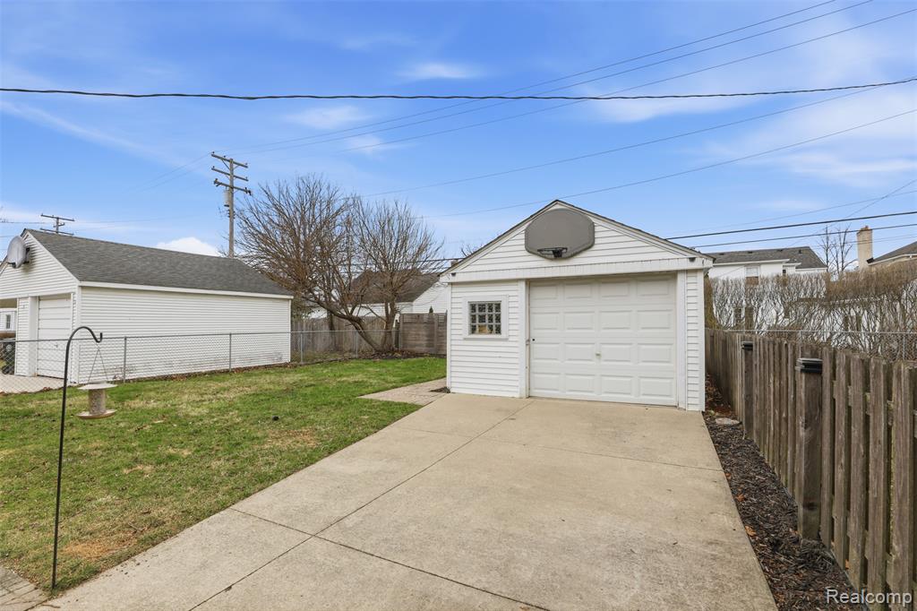 1906 Oxford Road, Grosse Pointe Woods, MI 48236 — Photo 25