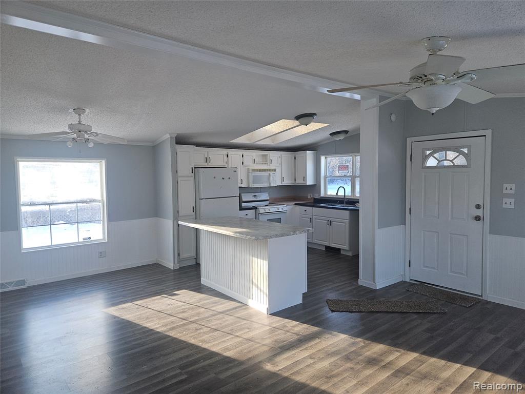 6274 Cree Ct, Flint, MI 48506 — Photo 2