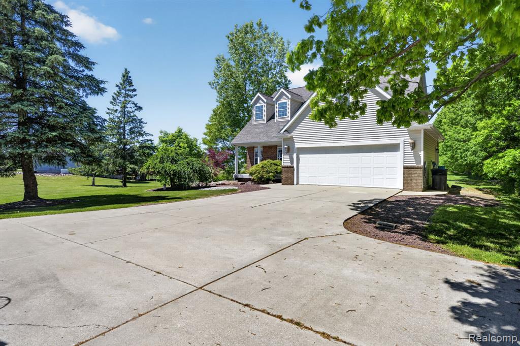 9055 Hegel Road, Goodrich Vlg, MI — Photo 2