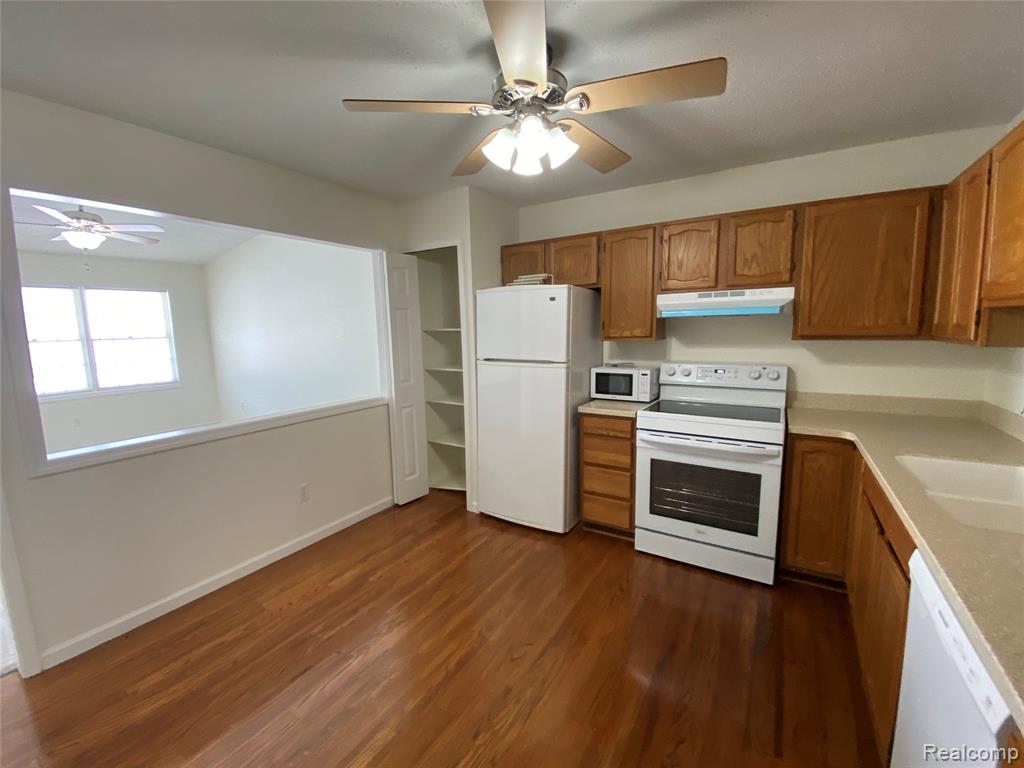 596 Yorkshire Sq. Square, 23, Milan, MI 48160 — Photo 3