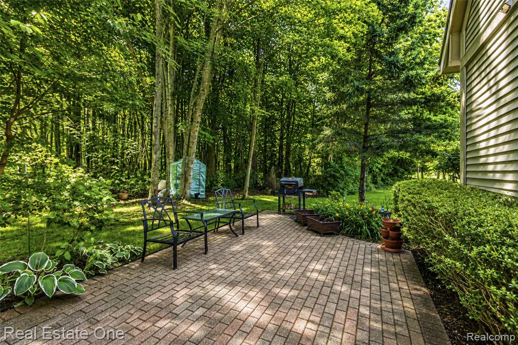 3481 Castlewood Court, Wixom, MI — Photo 9