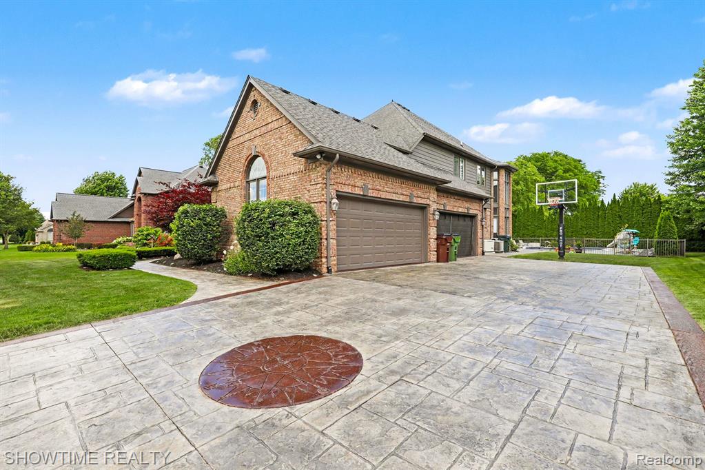 54676 Woodcreek Boulevard, Utica, MI 48315 — Photo 4