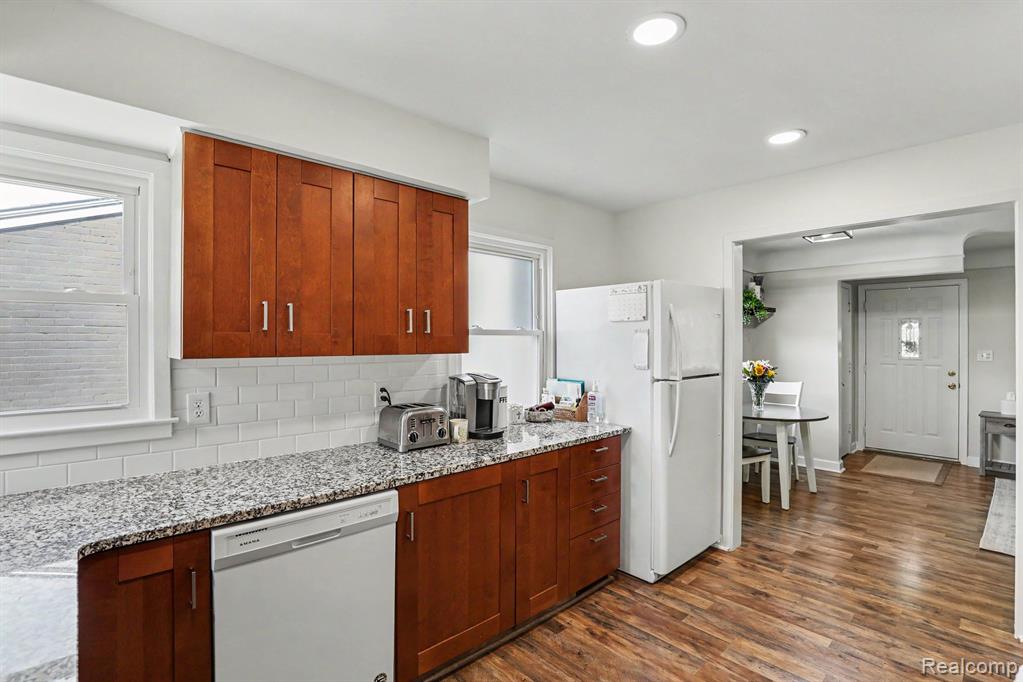 332 E Parker Avenue, Madison Heights, MI 48071 — Photo 8