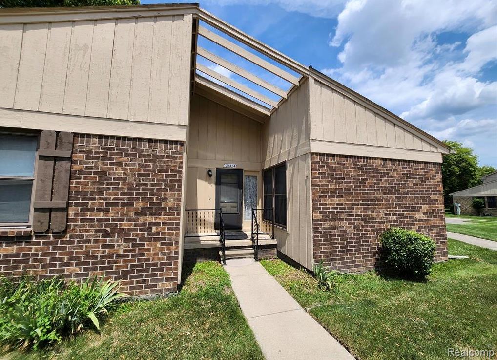 31573 GREEN MEADOW Lane, Warren, MI 48093
