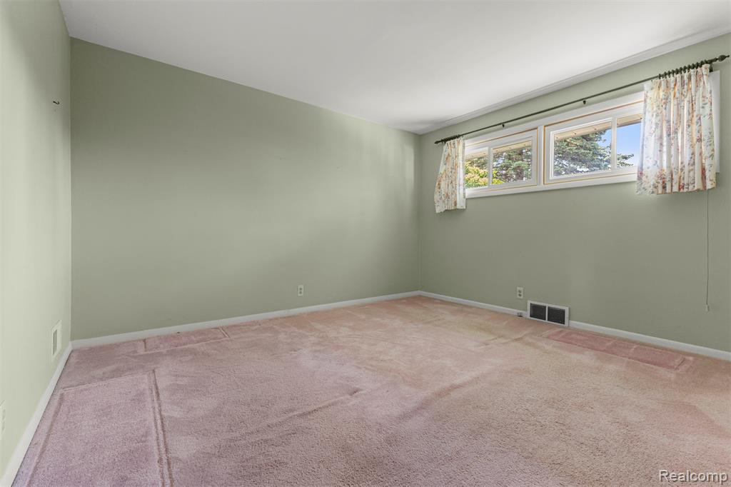 25429 Graceland Circle, Dearborn Heights, MI 48125 — Photo 21