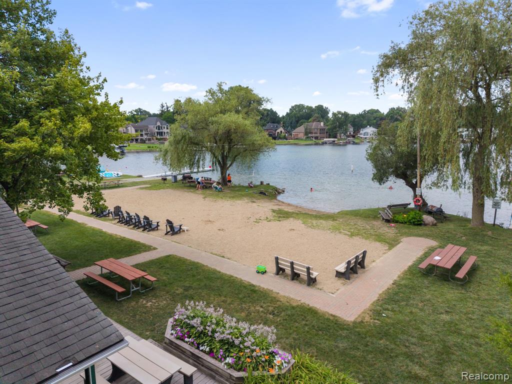 5775 Eastman Boulevard, West Bloomfield, MI 48323 — Photo 3